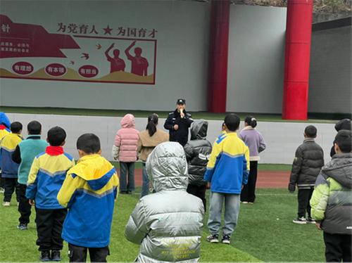 南江县公山镇：法制讲座进校园 筑牢安全防线