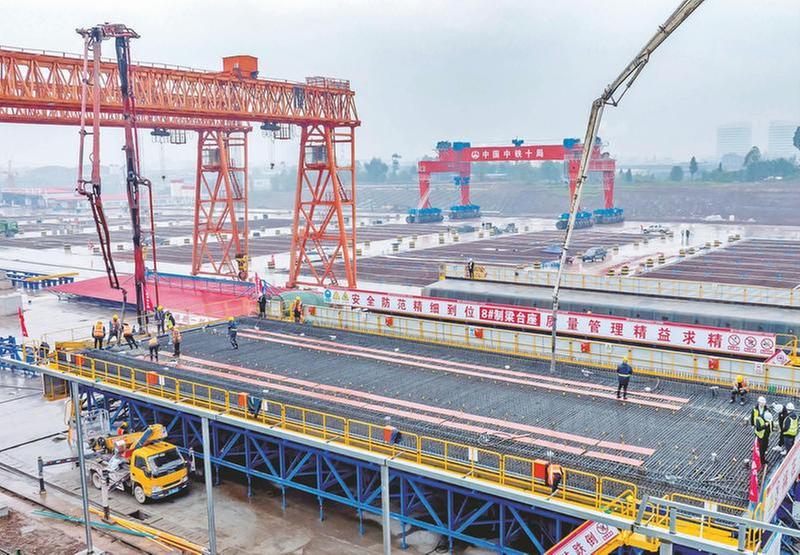 西渝高铁广安东站制梁场完成首榀箱梁浇筑