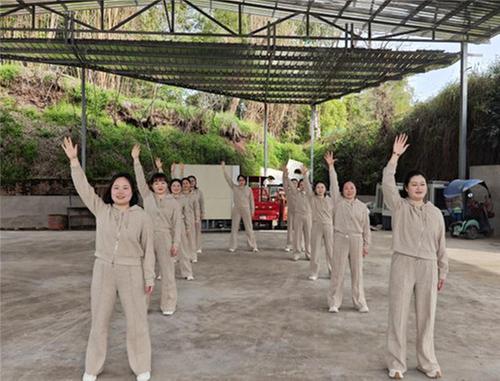 情暖春三月，巾帼绽芳华