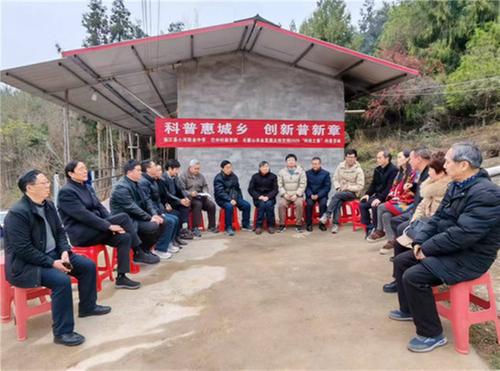 光雾山农业发展众创空间联合南江县老科协深入企业开展科普宣传活动