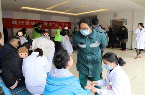 为百姓筑起“健康屏障”——什邡医卫开展学雷锋主题志愿者服务活动