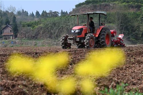 四川内江：农机闹春耕