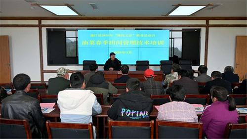 通江科技特派员到田间开展油菜春管技术培训