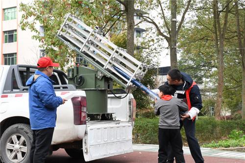 武胜县开展科普大篷车暨气象科普进校园活动