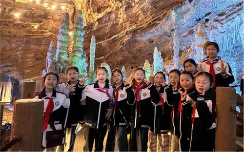 通江县楼子小学组织师生探秘溶洞地质奇观