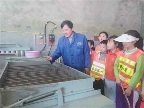 南江县长赤镇小学开展春茶采摘科学实践体验活动