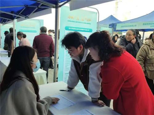 成都东部新区石板凳街道举办2025年“春风行动”专场招聘会