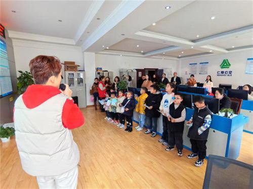 多举措普及公交安全知识 全力守护学生出行