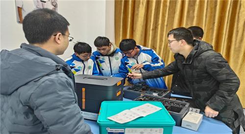 南江县第四中学人工智能机器人教育课程开课