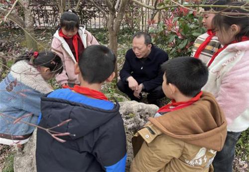 南江县团结乡小学将科学课堂搬到田野
