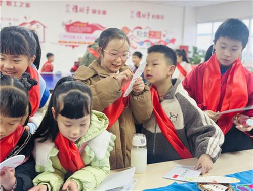 洪雅县科协开展“一问三知·探秘非遗”科普研学活动