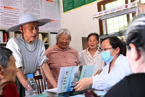 东兴区高梁中心卫生院：福利+实用 手把手教老年人读懂体检报告