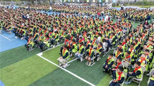 科技浪潮席卷校园，点燃少年创新梦想