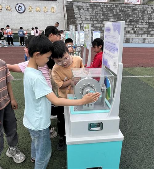 广安区：科普大篷车点燃大龙小学科学热情