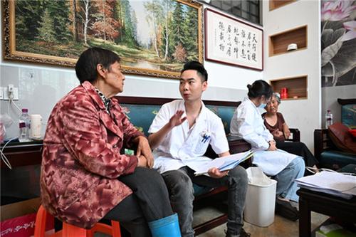 内江市东兴区：打好“组合拳” 护航农村老年人健康