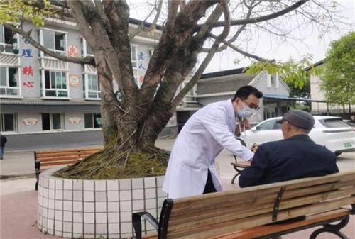 大竹县东柳中心卫生院开展医养结合延伸服务活动