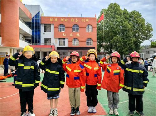 武胜县2025年科普大篷车巡展活动走进金牛小学