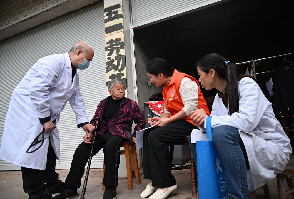 东兴区：健康科普“暖心服务”进家门