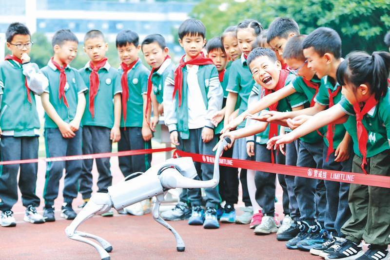 科普大篷车进校园 点亮少年科学梦想