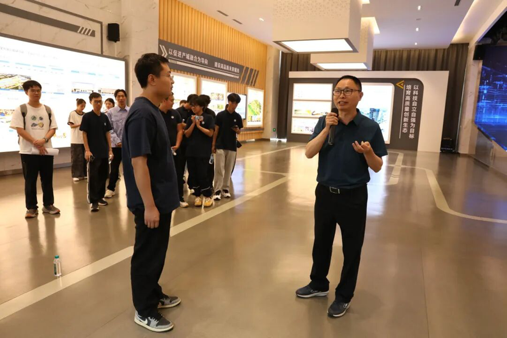 从产业园到客家村，新都青年零距离感悟全过程人民民主基层实践